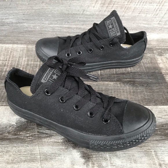 NWOT Converse Chuck Taylor All Star Lo Sneaker - Youth size 1 - Picture 1 of 6